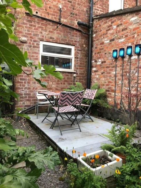 Stylish house & garden on quiet road. Easy free parking. Apartment in Manchester