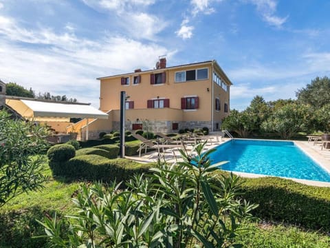 Villa Divina Comfortable holiday residence Chalet in Medulin