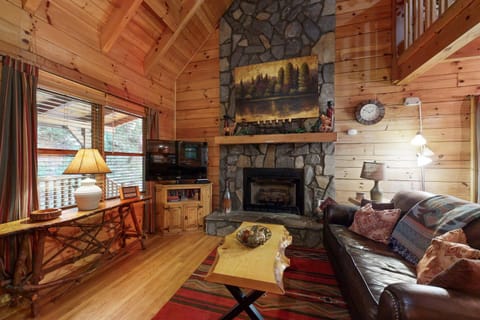 Red Wolf Cabin House in Maggie Valley