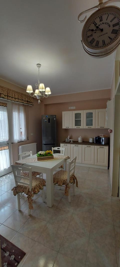 Kitchen or kitchenette, Dining area, minibar, pet friendly, stove