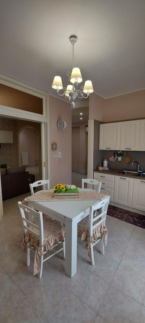 Kitchen or kitchenette, Food and drinks, Dining area, Food, pet friendly, stove