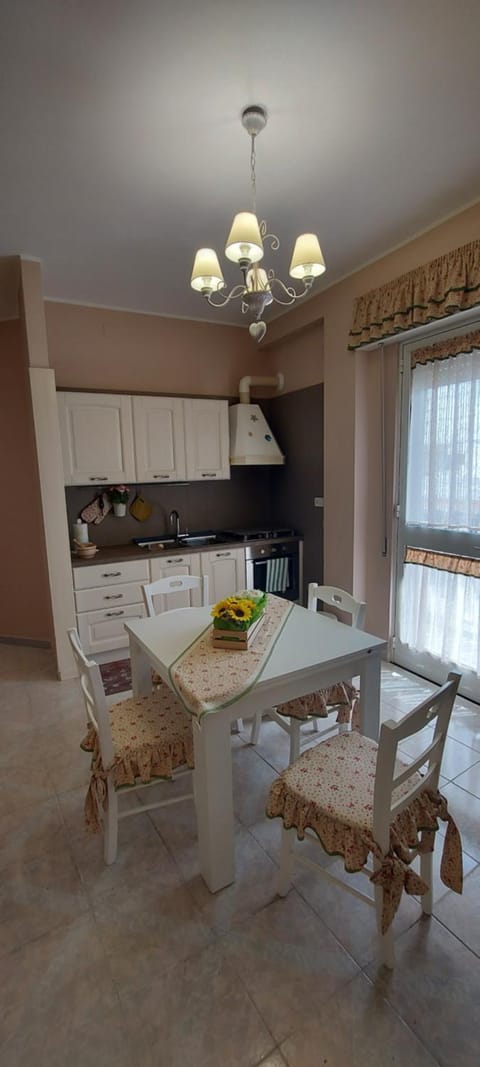 Kitchen or kitchenette, Dining area, stove