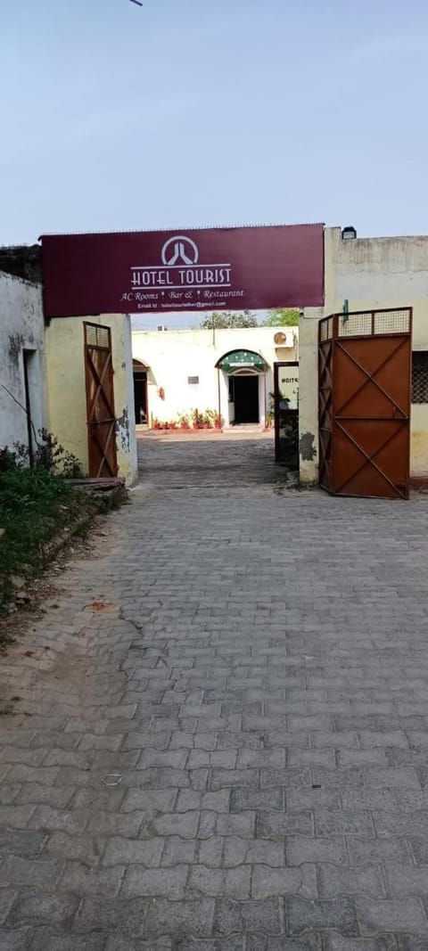 Hotel Tourist Bar & Restaurant Hotel in Agra