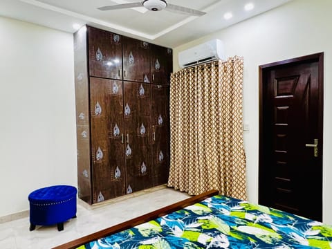 Sj Luxury Suits Condominio in Lahore