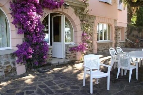 Beautiful sea view, AC, garden, beach minutes away by foot! Appartement in Rayol-Canadel-sur-Mer