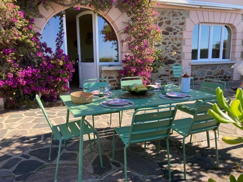 Beautiful sea view, AC, garden, beach minutes away by foot! Apartment in Rayol-Canadel-sur-Mer