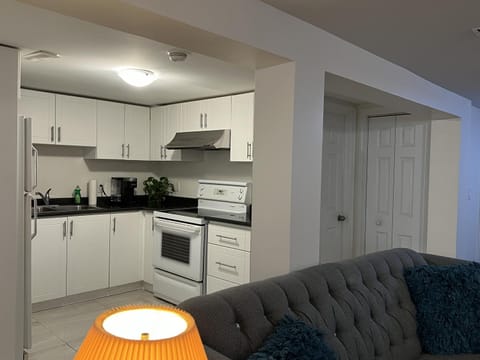 Cozy 2BR Apartment Basement in Heart of Richmond Hill Bed and Breakfast in Richmond Hill