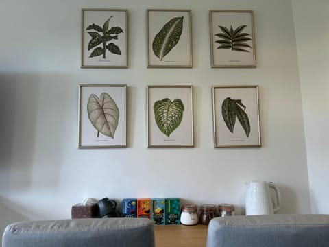 Coffee/tea facilities, Decorative detail, Seating area