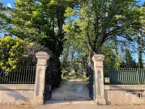 Villa entre Arles et les Alpilles avec piscine Villa in Arles