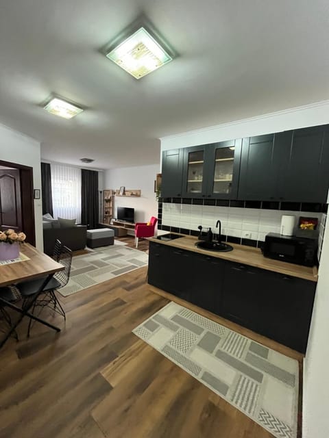 Kitchen or kitchenette, Seating area, stove