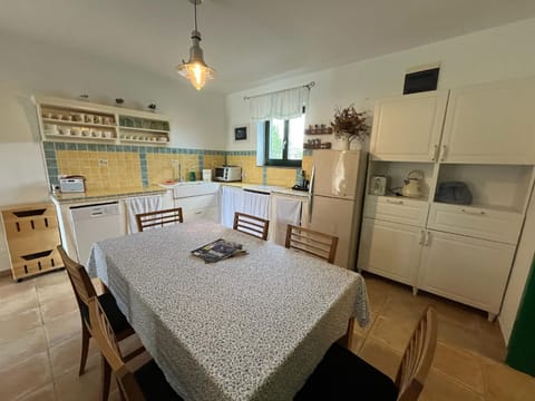 Kitchen or kitchenette, Dining area, stove