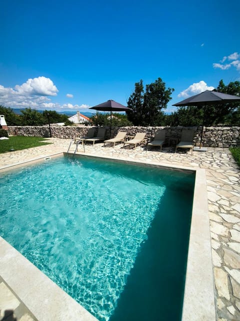 Day, Natural landscape, Pool view, Swimming pool, sunbed