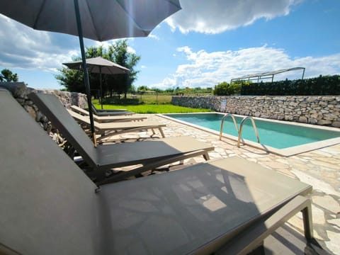 Garden view, Pool view, Swimming pool, sunbed