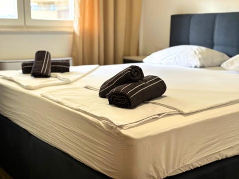 Bed, towels