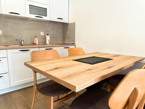 Kitchen or kitchenette, Dining area