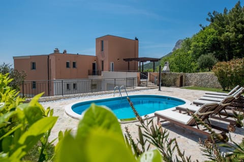 Property building, Day, Garden, Garden view, Pool view, Swimming pool, sunbed