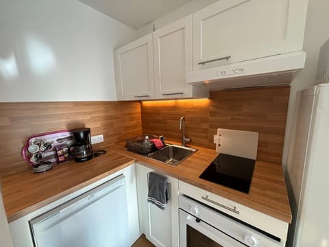 Kitchen or kitchenette, dishwasher, oven