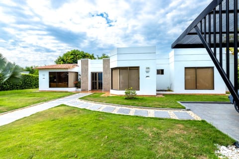 Casa Vacacional en condominio en Peñalisa con piscina privada BBQ WiFi Haus in Ricaurte