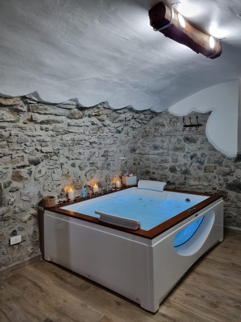 Hot Tub, Spa and wellness centre/facilities