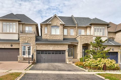 4 Car Parking-King Bed-in Oakville, with Ping Pong-BBQ, highway access House in Oakville