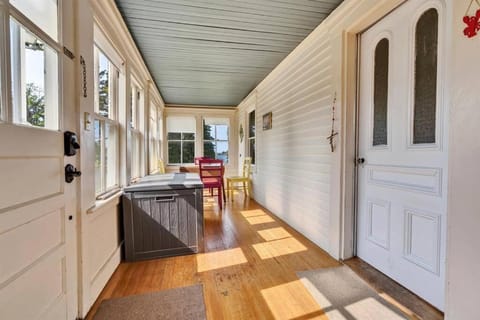 Seaside Serenity Farmhouse House in Cushing