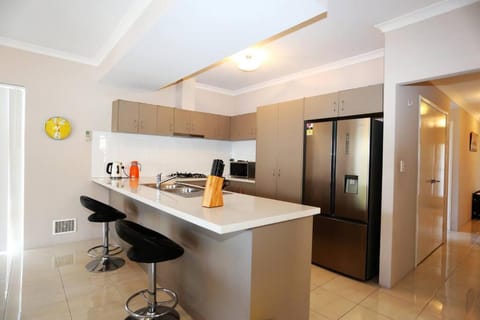Nice and Neat House for your Journey - Renovated Condo in Canning Vale