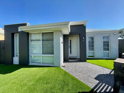 Nice and Neat House for your Journey - Renovated Condo in Canning Vale