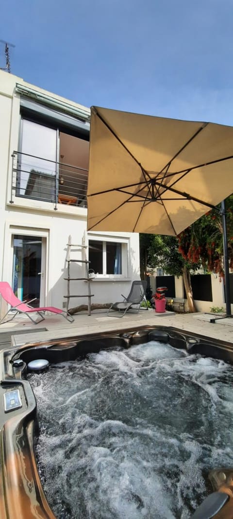 Hot Tub, Swimming pool