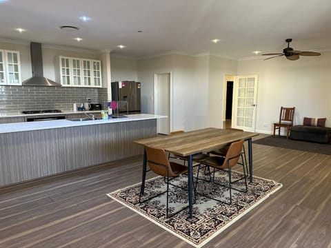 Beautiful, luxury and spacious house in Byford Haus in Byford