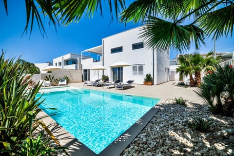 Property building, Patio, Day, Garden, Garden view, Pool view, Swimming pool, sunbed