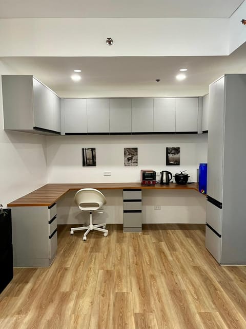 Modern 2BR in Central Makati! Netflix Wi-Fi Pool Apartment in Pasay