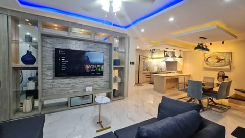 TV and multimedia, Living room, Seating area, Dining area