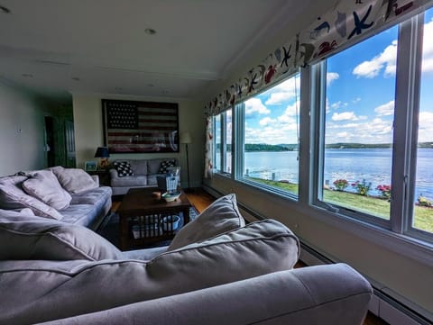 Oceanfront Jellison Beach House Haus in Sullivan