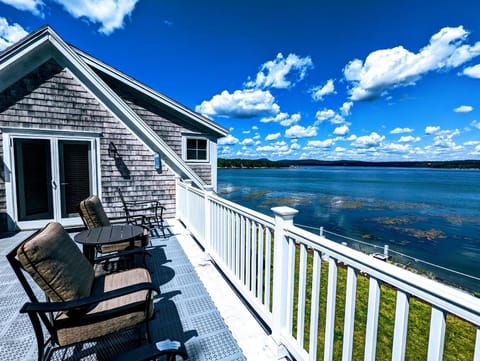 Oceanfront Jellison Beach House Casa in Sullivan