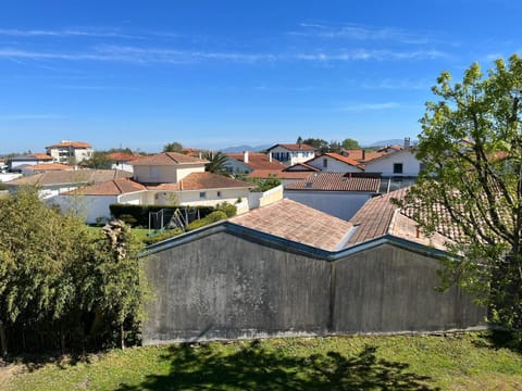 Day, Neighbourhood, City view, Mountain view