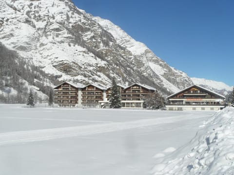 Facade/entrance, Winter