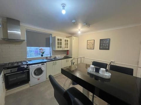 Kitchen or kitchenette, Living room, Seating area, Dining area, minibar, pet friendly, stove, toaster, washing machine