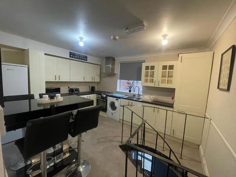 Kitchen or kitchenette, Dining area, minibar, pet friendly, stove, toaster