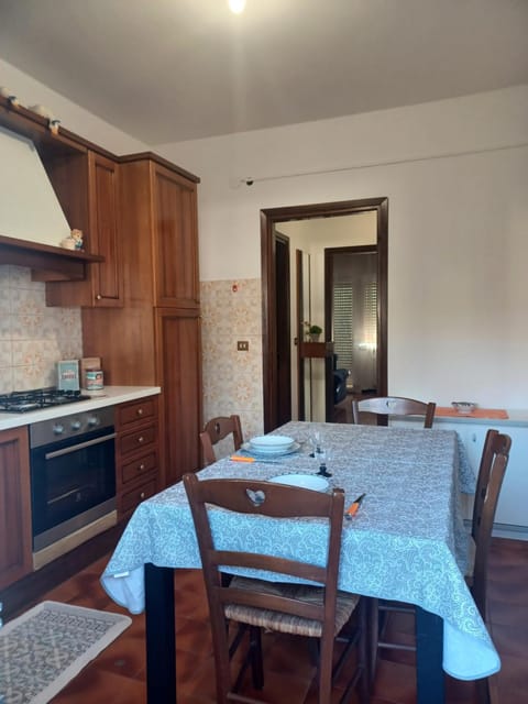 Kitchen or kitchenette, Dining area, pet friendly, stove