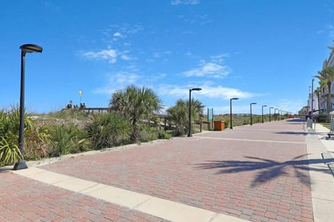 Beach Hideaway with Large Balcony, only steps to ocean ! Casa in Neptune Beach
