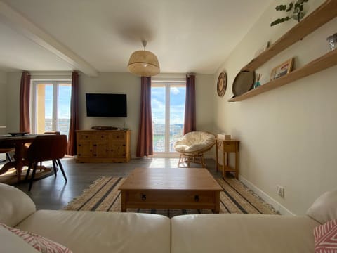 TV and multimedia, View (from property/room), Living room, City view