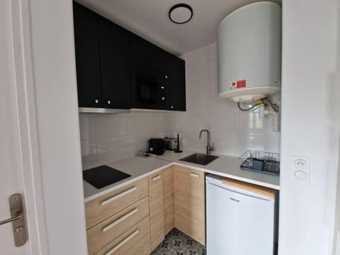 Kitchen or kitchenette, minibar, stove