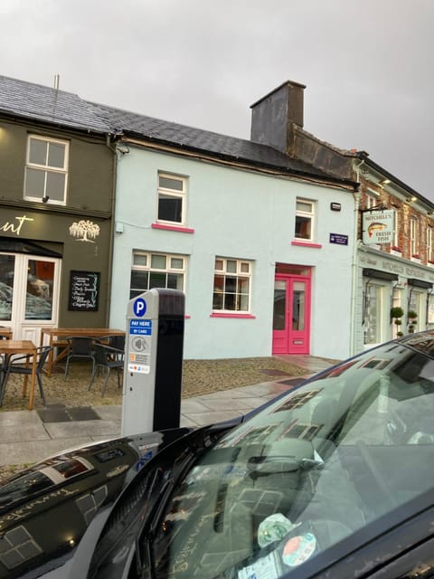 Property building, Day, Neighbourhood, Street view, Location, Parking