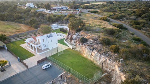 Property building, Day, Neighbourhood, Natural landscape, Bird's eye view, Garden, Street view, Location, Parking