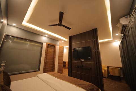 Communal lounge/ TV room, Bed, TV and multimedia, Photo of the whole room, Evening entertainment, Bedroom, fireplace, air conditioner