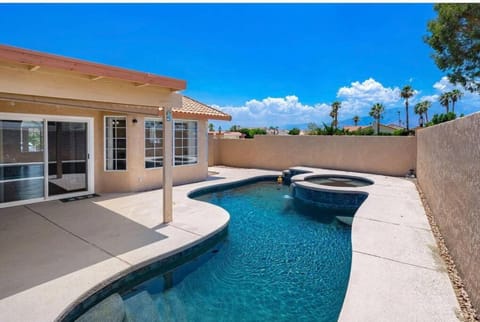 Spacious house with pool at Mission Lake Haus in Desert Hot Springs