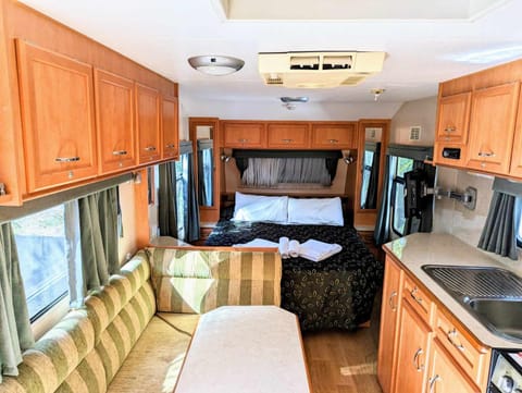 Cypress Caravan Stay Bed and Breakfast in Emerald