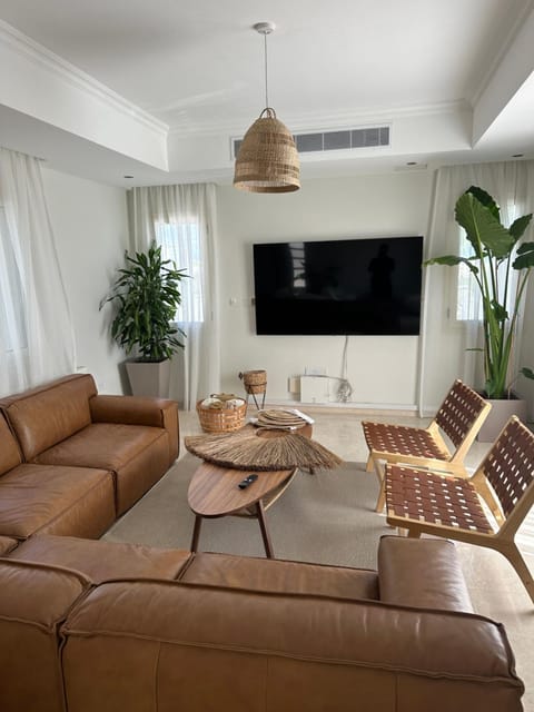 Communal lounge/ TV room, TV and multimedia, Living room, Seating area, Evening entertainment