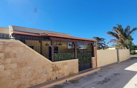 Property building, Facade/entrance, Day