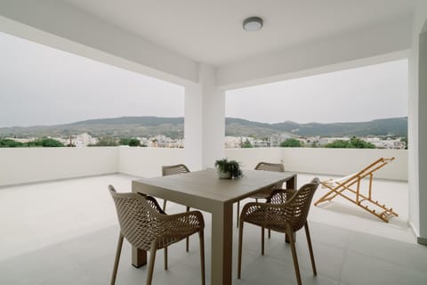 Property building, Patio, Day, Natural landscape, View (from property/room), Balcony/Terrace, Dining area, Mountain view